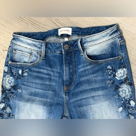 DRIFTWOOD Kelly Flare Jeans Blue Floral Embroidering Size 28 /33 (6US) WORN ONCE - Picture 6 of 11
